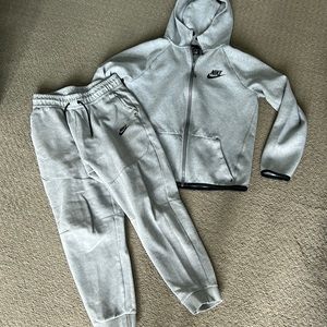 Boys xl nike tech fleece jacket and pants